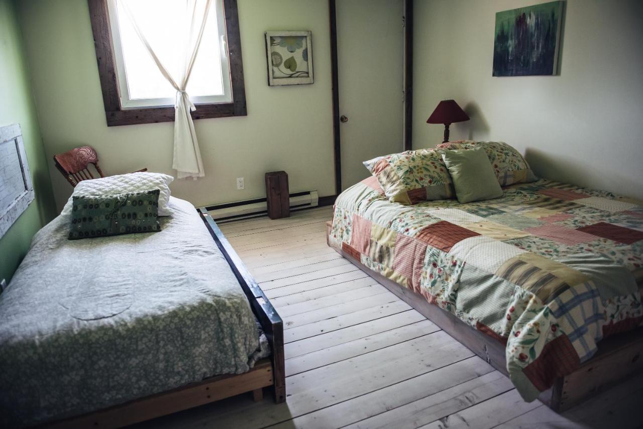 Auberge Et Salle De Spectacle La Fascine Isle-aux-Coudres Kültér fotó